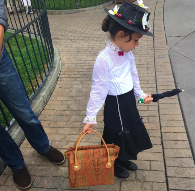 Padre hace disfraces Disney para sus hijas