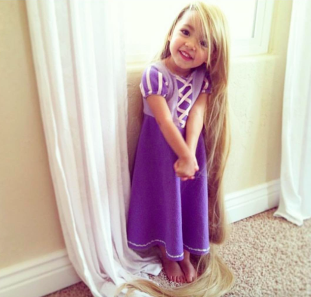 Padre hace disfraces Disney para sus hijas