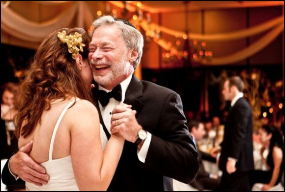 Padres emocionados en las bodas de sus hijas