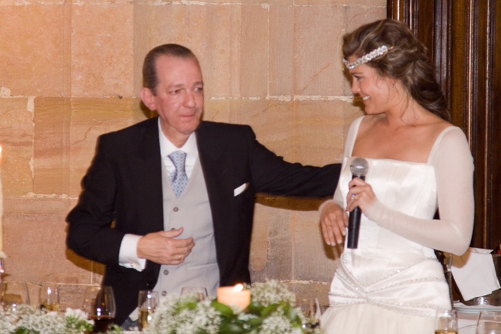 Padres emocionados en las bodas de sus hijas