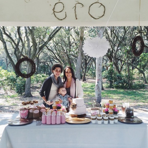Pareja de lesbianas orgullosas de ser madres 