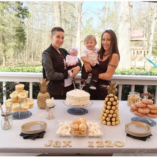 Pareja de lesbianas orgullosas de ser madres 