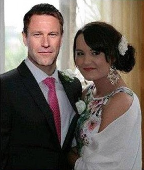 Pide ayuda en internet para arreglar su foto de boda y pasa esto