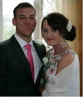 Pide ayuda en internet para arreglar su foto de boda y pasa esto