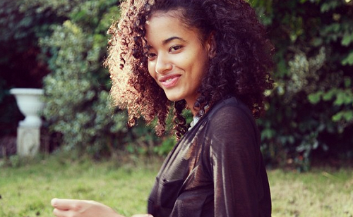 Ayesha Jones modelo con escoliosis