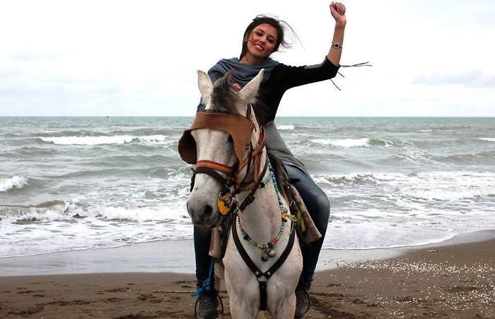 Mujeres de Irán protestan por la ley del velo obligatorio