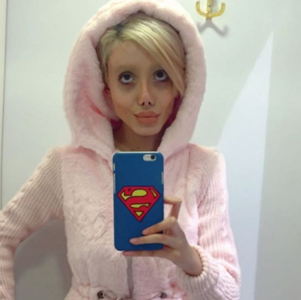 Se opera para parecerse a Angelina Jolie