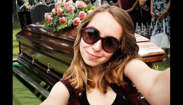 Concurso de selfies con muertos