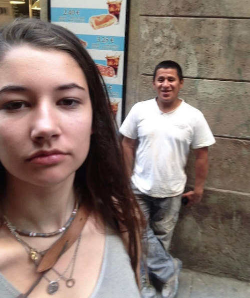 Se hace selfies con sus piropeadores para denunciar el acoso callejero 