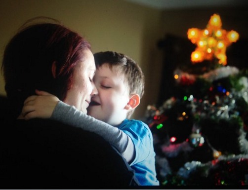 Adelantan la Navidad por un niño con cáncer