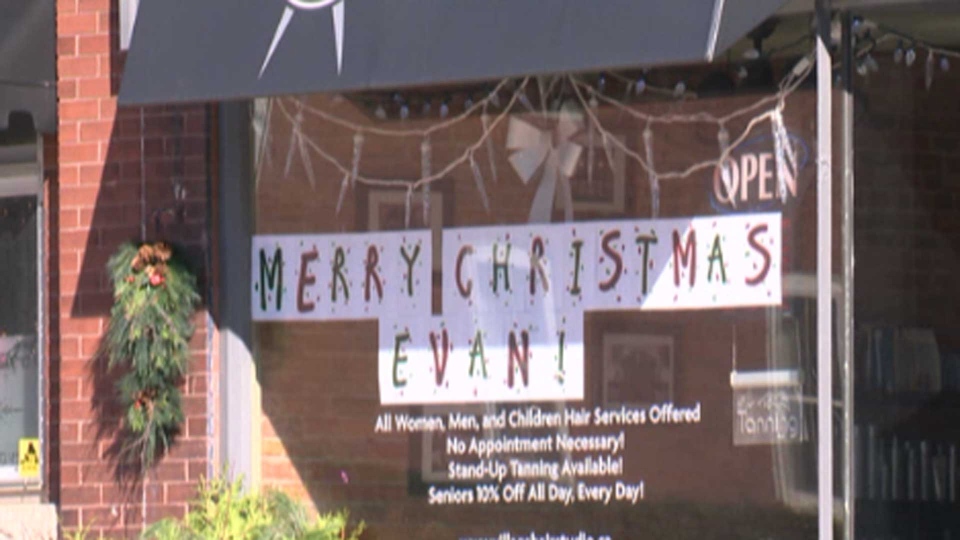 Adelantan la Navidad por un niño con cáncer