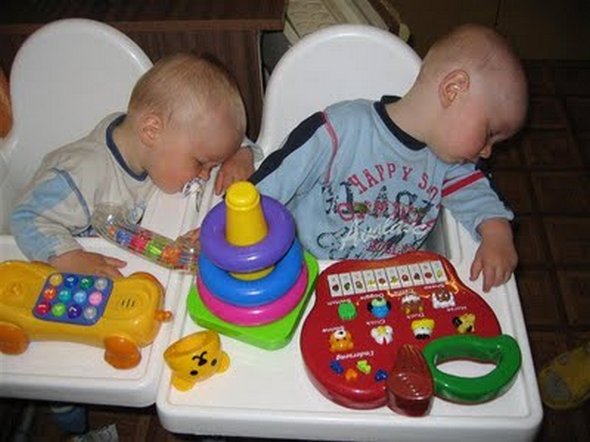 Niños durmiendo en sitios extraños