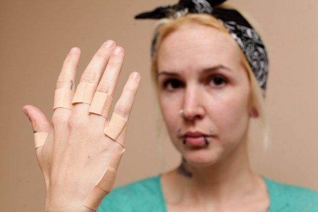 Profesora expulsada por llevar tatuajes