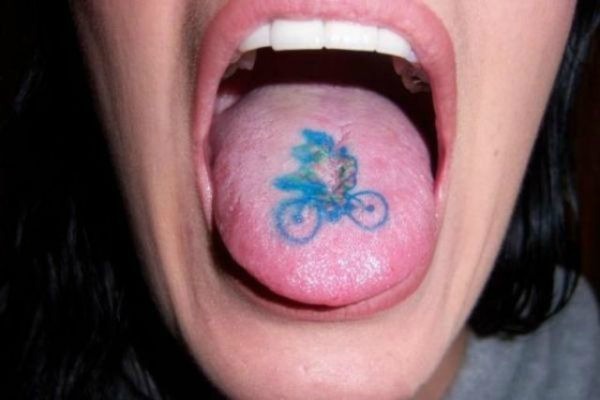 Tatuajes en la lengua