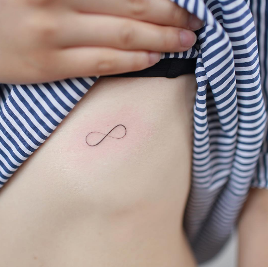 Tatuajes junto al pecho