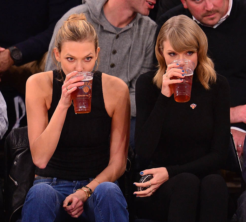 Taylor Swift besando a Karlie Kloss