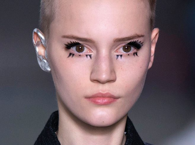 Tendencia maquillaje de orejas