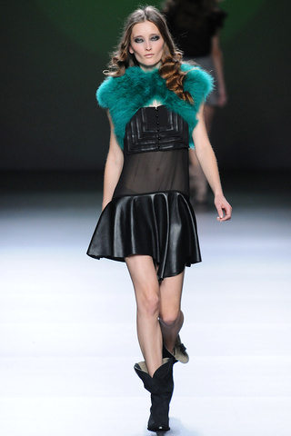 teresa_helbig___pasarela_478386715_320x480