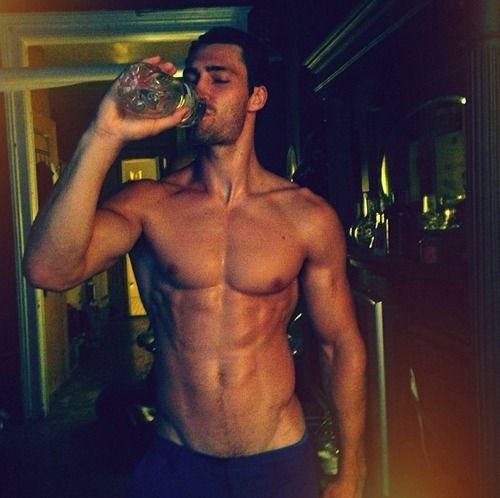 Tíos buenos bebiendo agua 