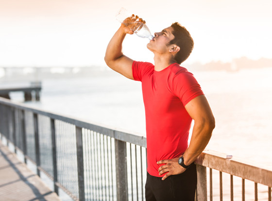 Tíos buenos bebiendo agua 