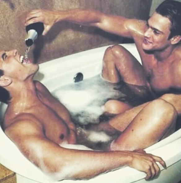 Hombres guapos y vino