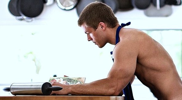 Tíos buenos haciendo tareas del hogar