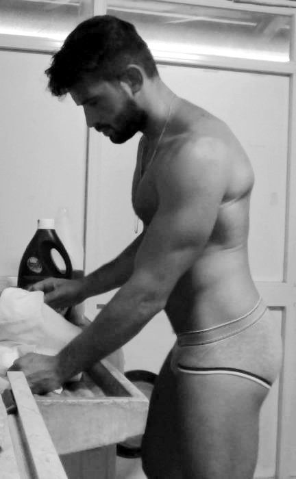 Tíos buenos haciendo tareas del hogar