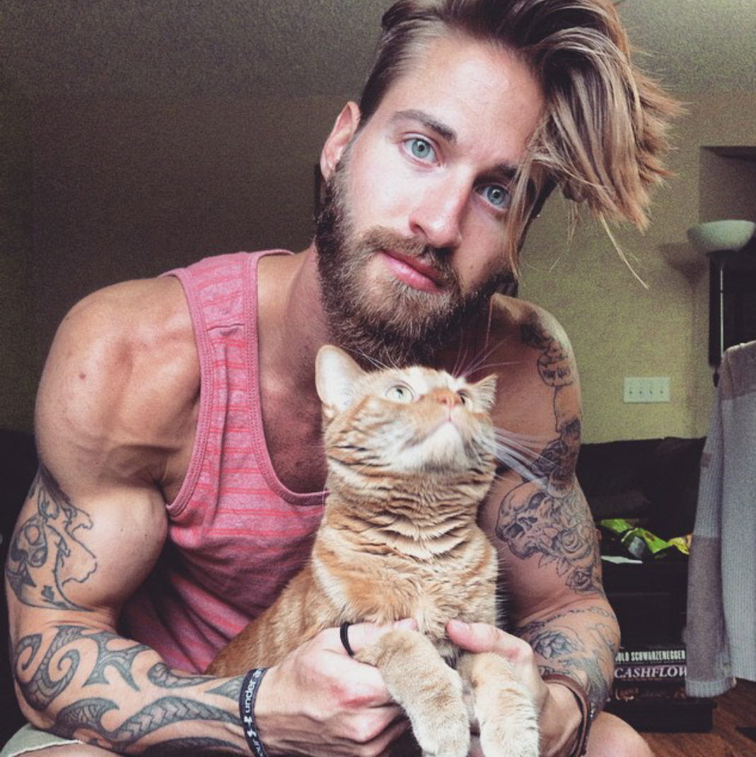 Travis DesLaucier y su gato