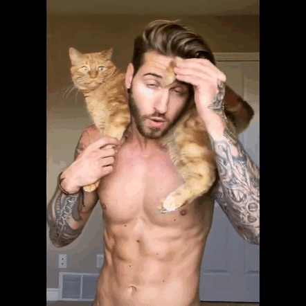 Travis DesLaucier y su gato
