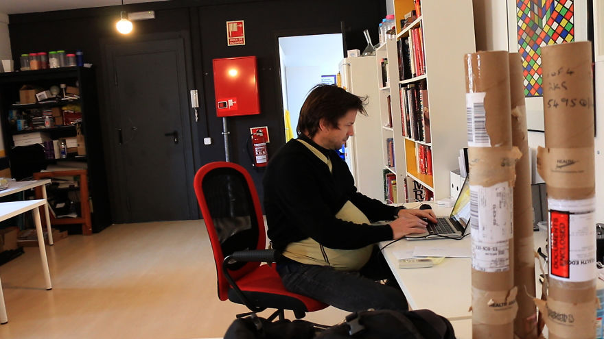 Hombres embarazados por El Día de la Mujer