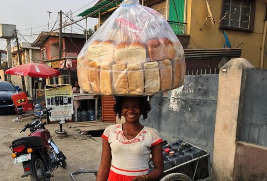 Vendedora de pan nigeriana se convierte en modelo