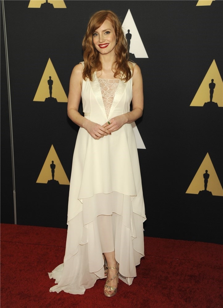 Vestidos blancos con labios rojos