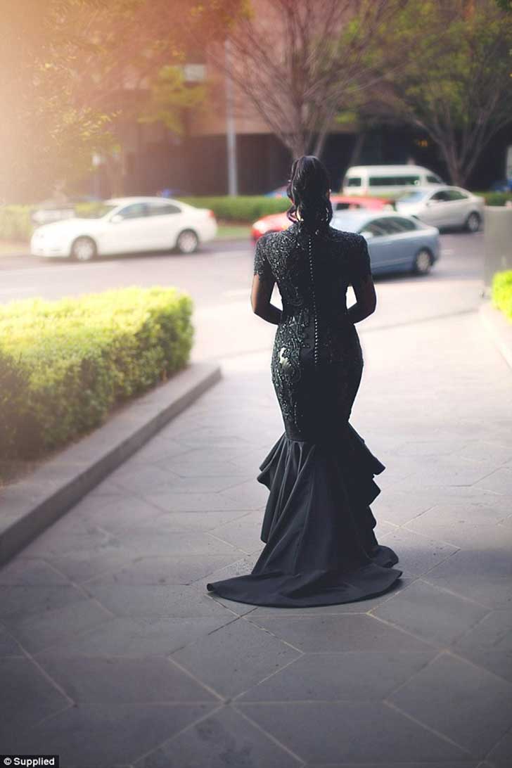Novia con vestido negro