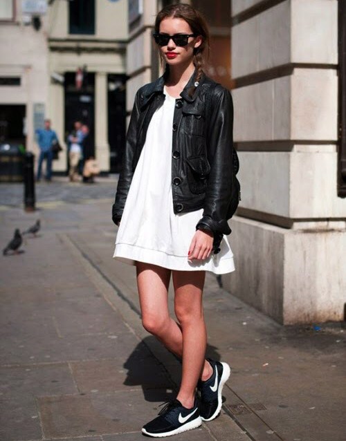 Tendencia vestidos con deportivas Nike