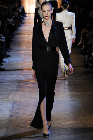 yves_saint_laurent___pasarela_285010186_320x480