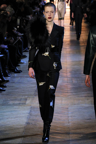 yves_saint_laurent___pasarela_487839524_320x480