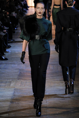 yves_saint_laurent___pasarela_991700348_320x480