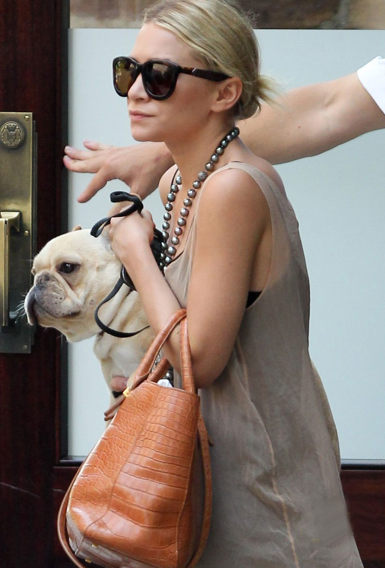 Ashley Olsen ha encontrado un nuevo complemento, un bulldog francés