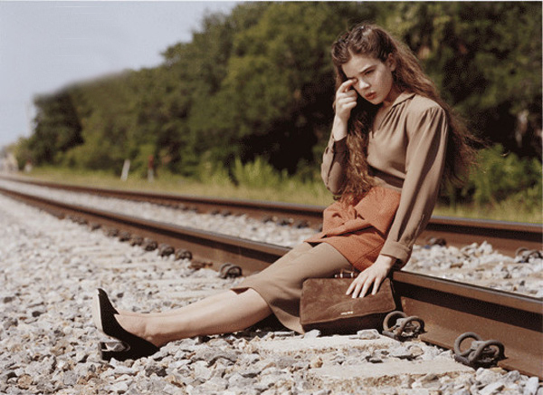 Hailee Steinfeld ¿una niña vestida de vieja para Miu Miu?