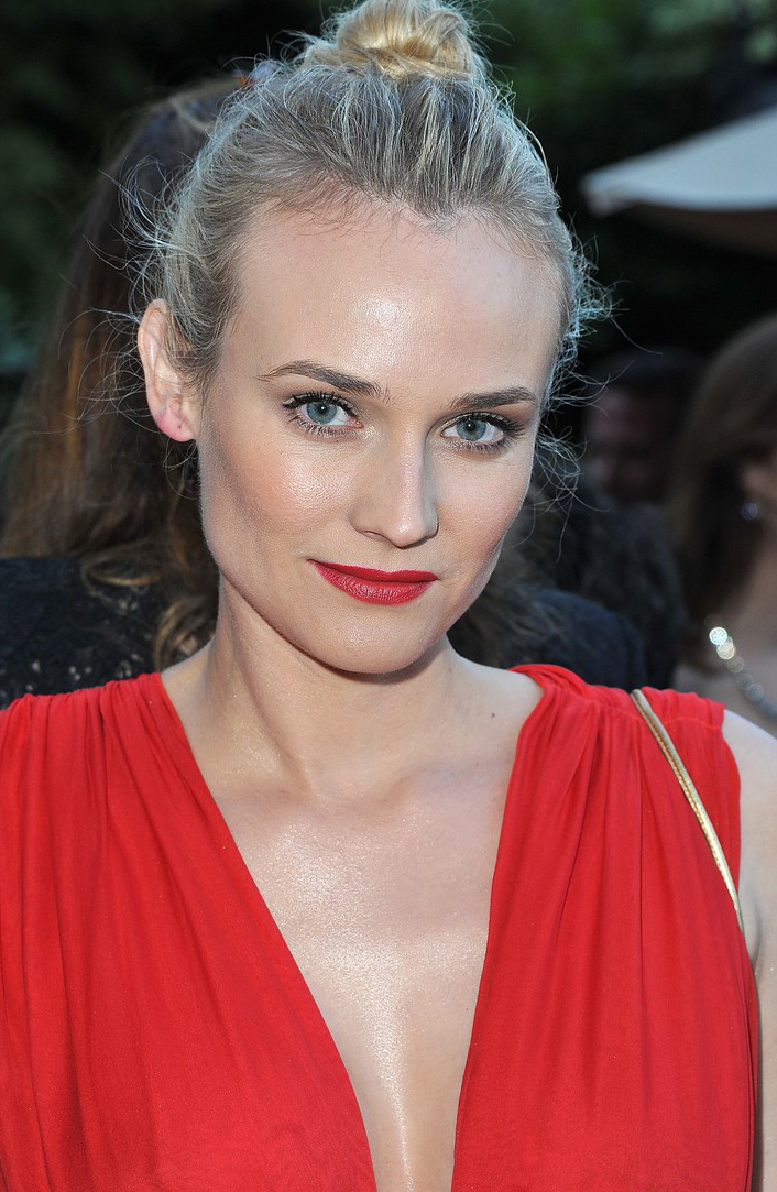 ¡Combina labios y vestido rojo!