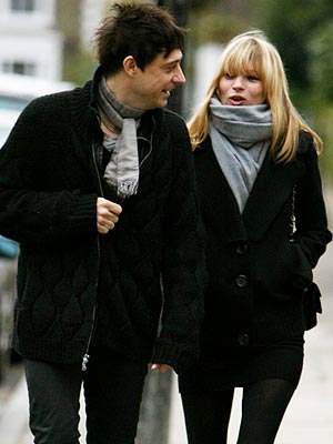 Se nos casa Kate Moss y John Galliano le hace el vestido de novia