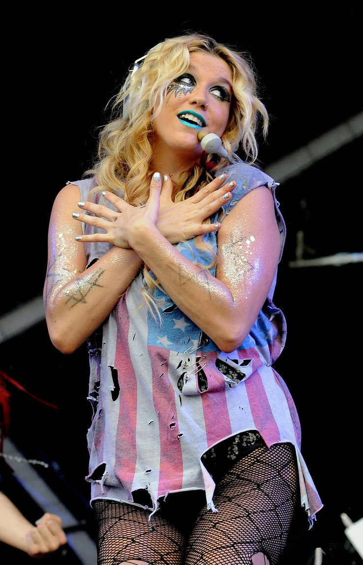 Kesha con los labios azules como venida del futuro