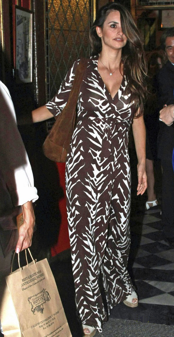 Penelope Cruz de cena con Eva Longoria vestida de marrón