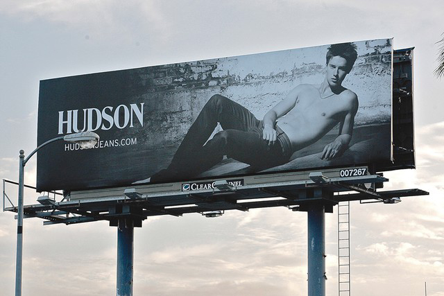 El hijo de Arnold Schwarzenegger posa sin camiseta para Hudson