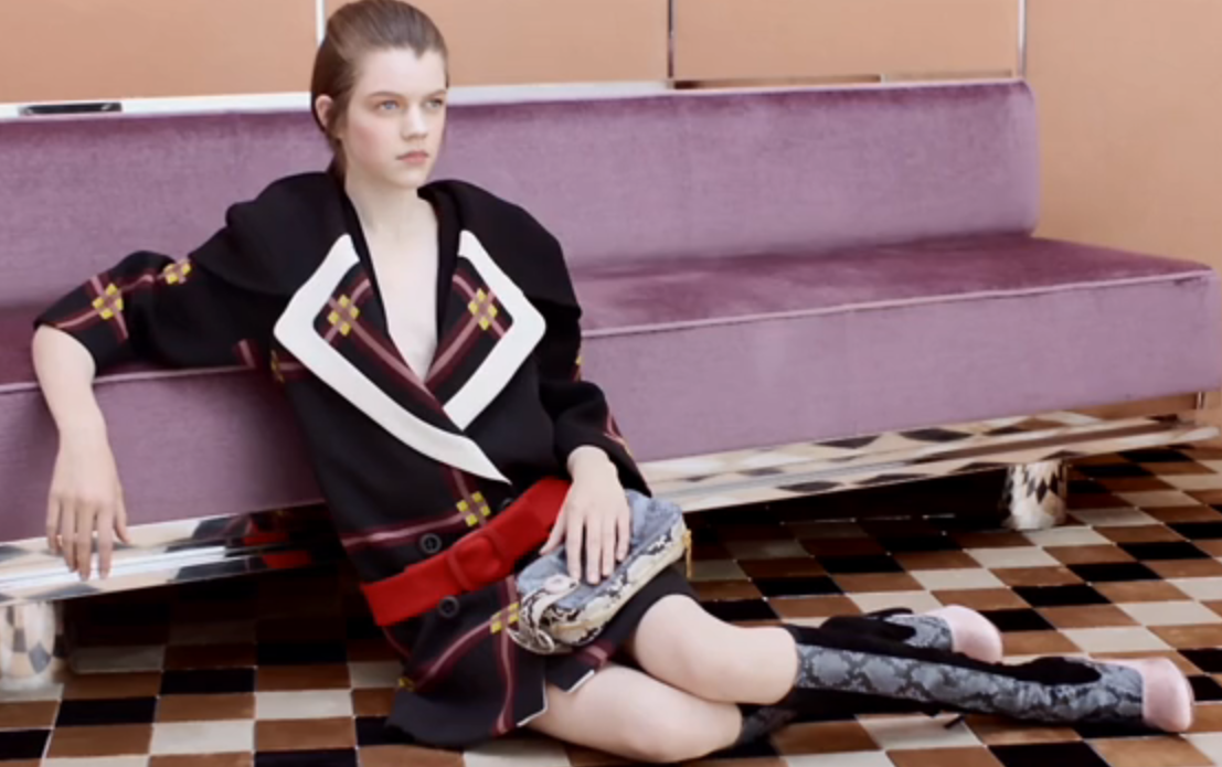 Prada nos susurra palabras de amor en su último video