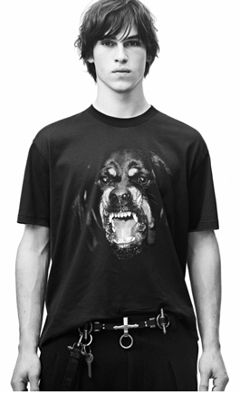 Beware the dog! Givenchy y su animalada de camisetas