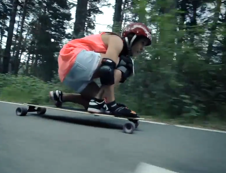 ¿Queda alguien por saber que el deporte de moda es el longboarding?