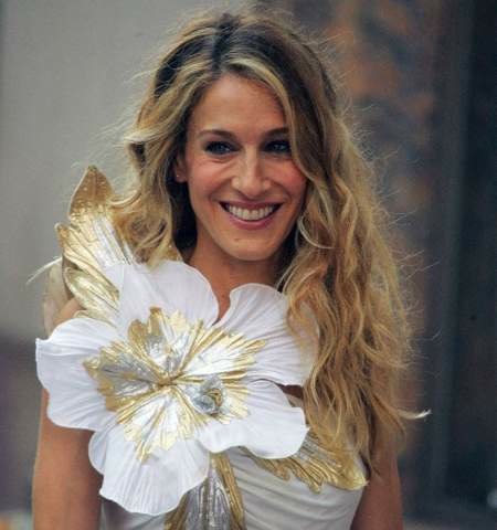 Cosas que Carrie Bradshaw lleva y que a ti te quedarían fatal