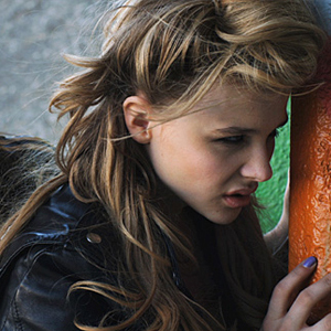 Obsesión: el vídeo dirigido por Drew Barrymore y con Chloe Moretz como prota