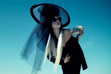 Lady Gaga se lo guisa y se lo come en You & I